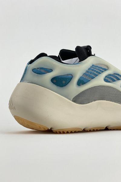 Чоловічі кросівки Adidas Yeezy Boost 700 V3 Kyanite 2873 фото