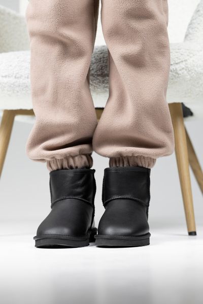 UGG MINI BLACK LACQUER 1046 фото