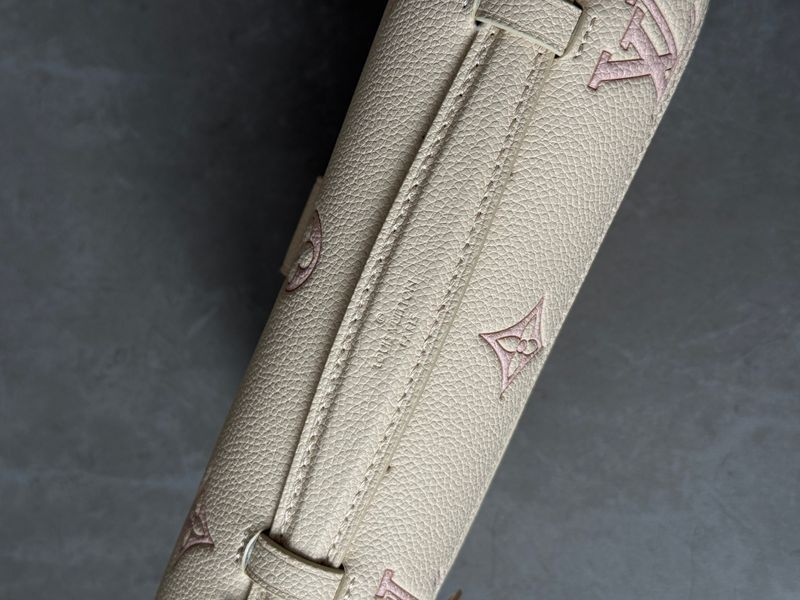 Louis Vuitton Pochette M&eacute;tis East West Bag Milky White/Peach 991292 фото